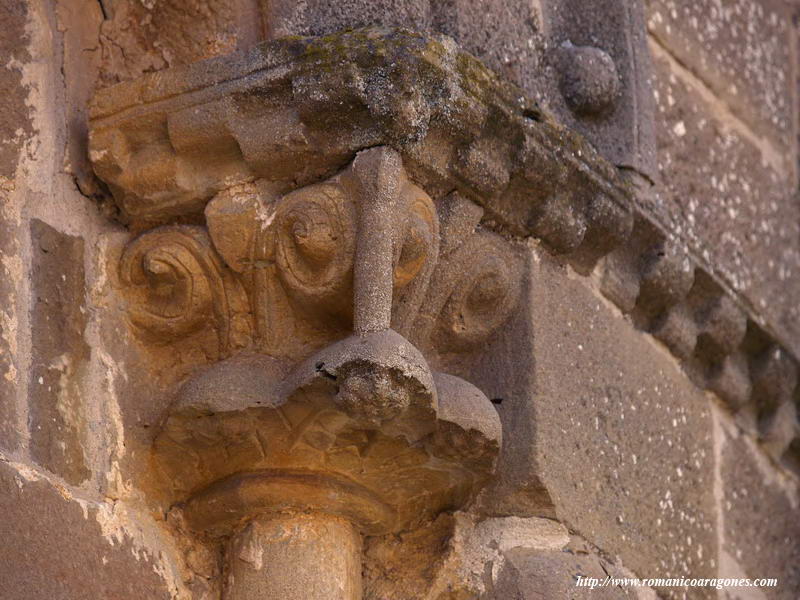 CAPITEL DE UN VENTANAL DE LA CABECERA